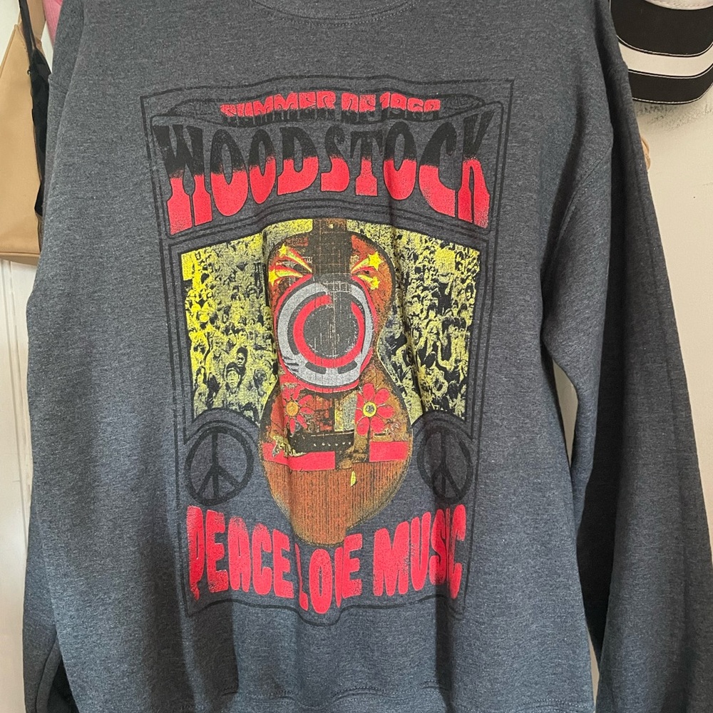 woman’s medium crewneck grey
